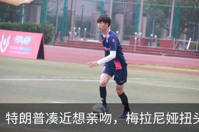 特朗普凑近想亲吻，梅拉尼娅扭头躲开，肢体专家：这是拒绝